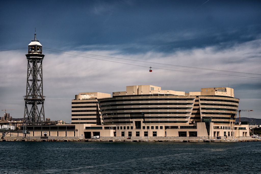 Edifici del World Trade Center Barcelona i el telefèric del port de Barcelona amb la Torre de Jaume I