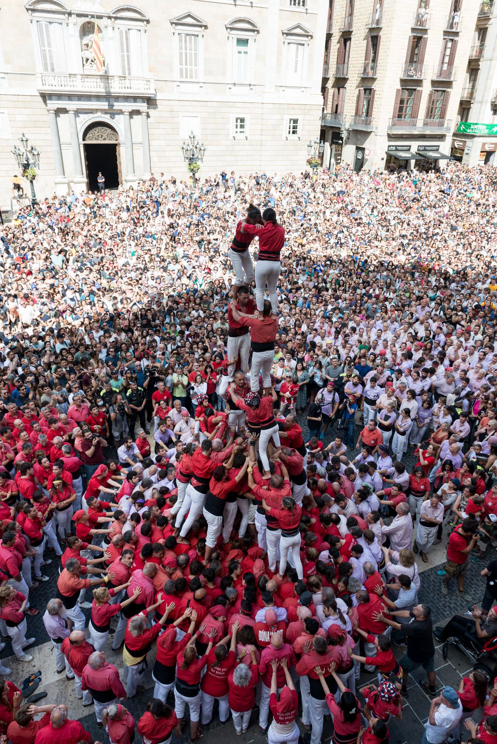 Construcció humana dels Castellers de Barcelona durant la històrica Diada Castellera de la Mercè 2023.