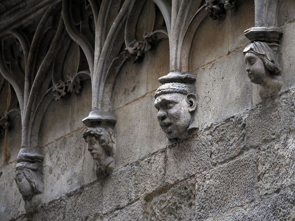 Mènsula rostre home negre al Palau de la Generalitat. Façana gòtica del carrer del Bisbe