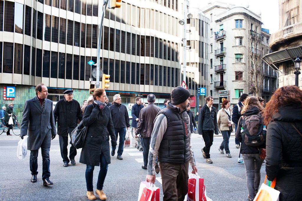 Vianants creuant la Via Laietana