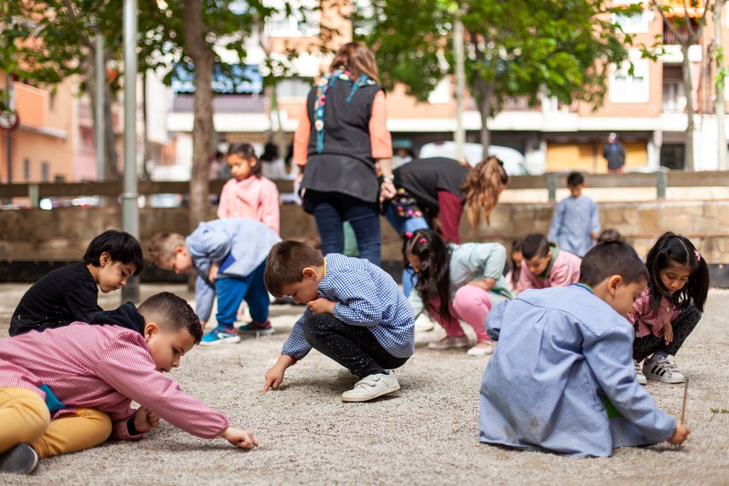Nens que juguen a la plaça de Nou Barris, un dels espais cedits a l'Escola Mercè Rodoreda