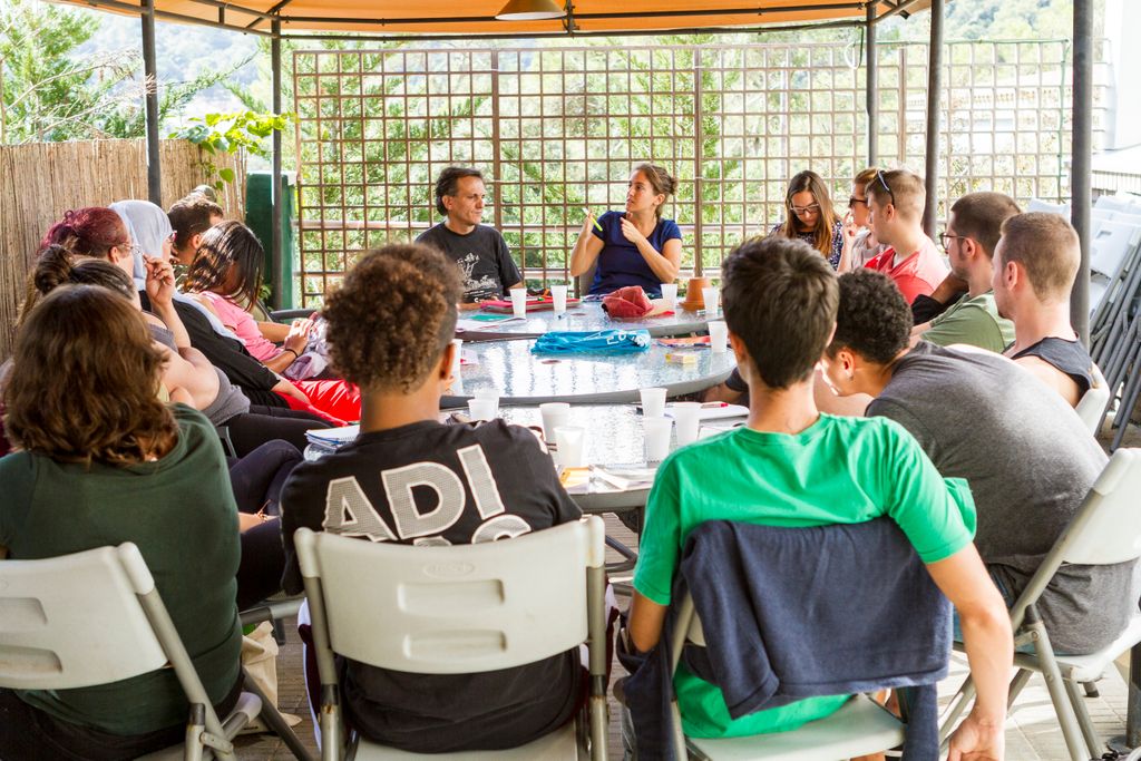 Uns joves participen en una reunió del programa de formació vivencial adreçat a joves dels barris de Barcelona i participació de La Mosca TV on s’està desenvolupant el Pla de barris