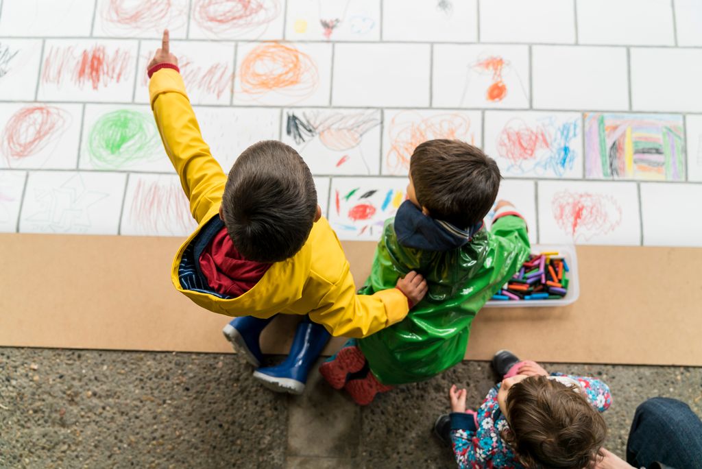 Nens pintant al terra