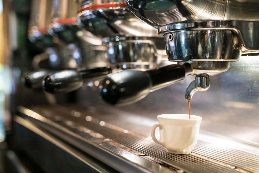 Màquina de cafè expresso tirant un cafè