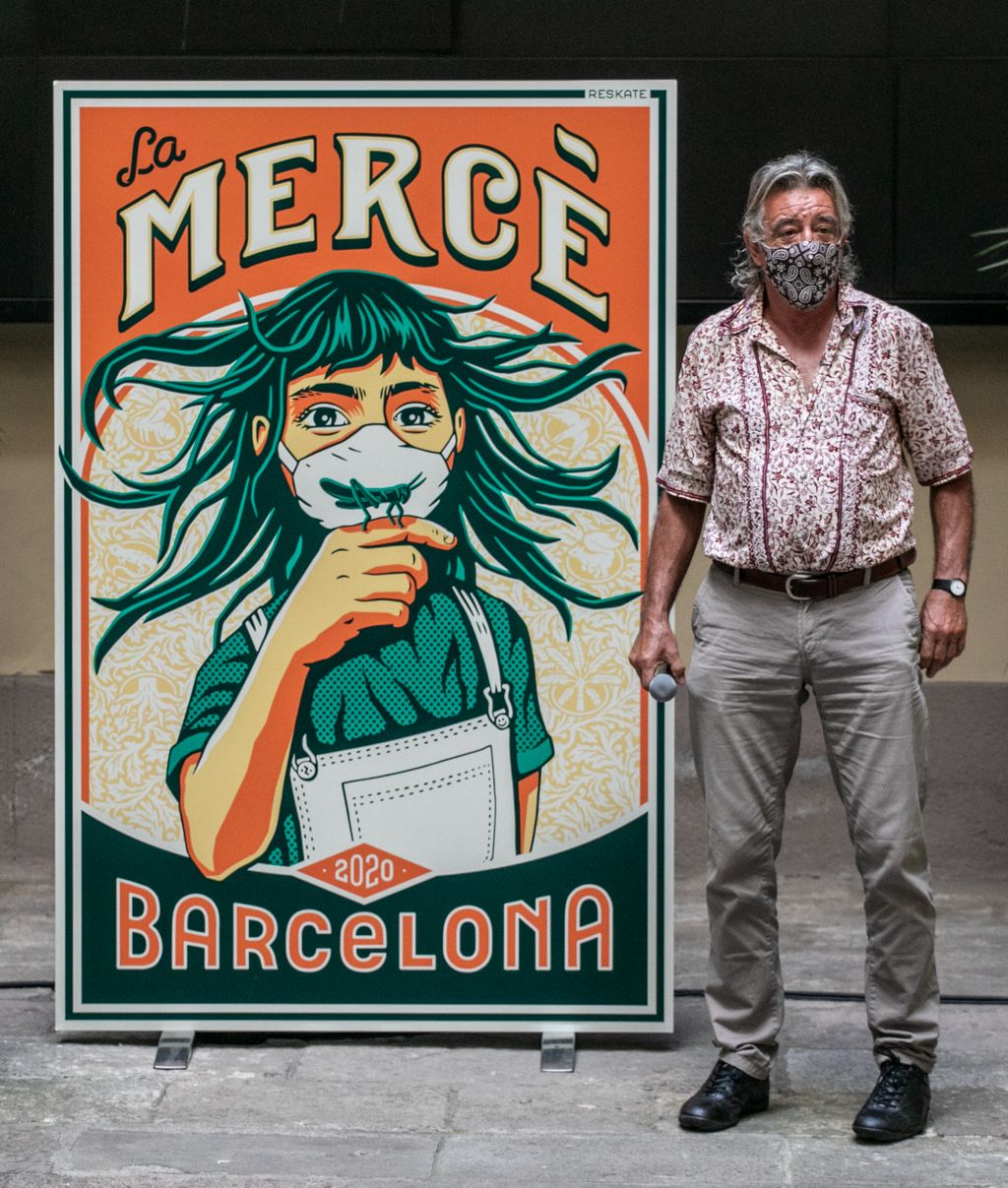 Tortell Poltrona al costat del cartell de la Mercè del Col·lectiu Reskate