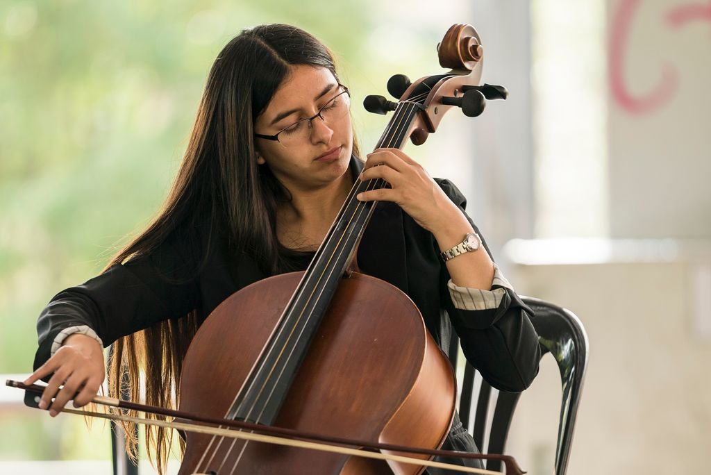 Solista de l'Orquesta Sinfónica Latinoamericana de Niños de la Serena durant la seva actuació