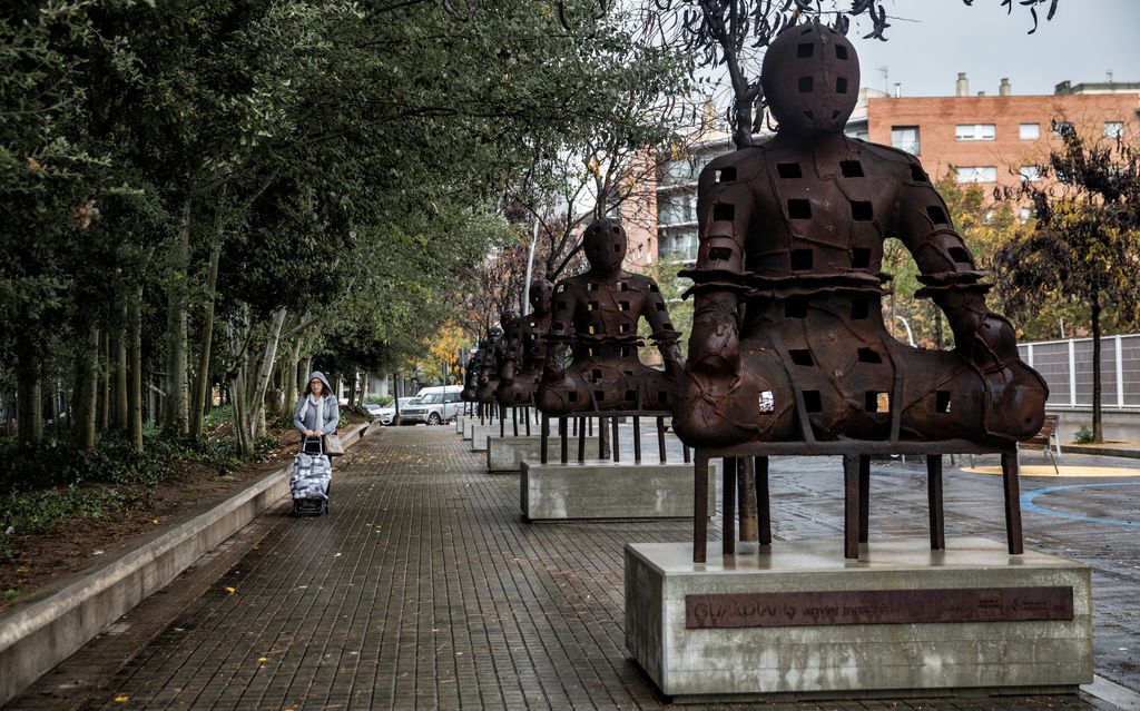 Conjunt de "Guardians" de Xavier Mascaró a la superilla del Poblenou