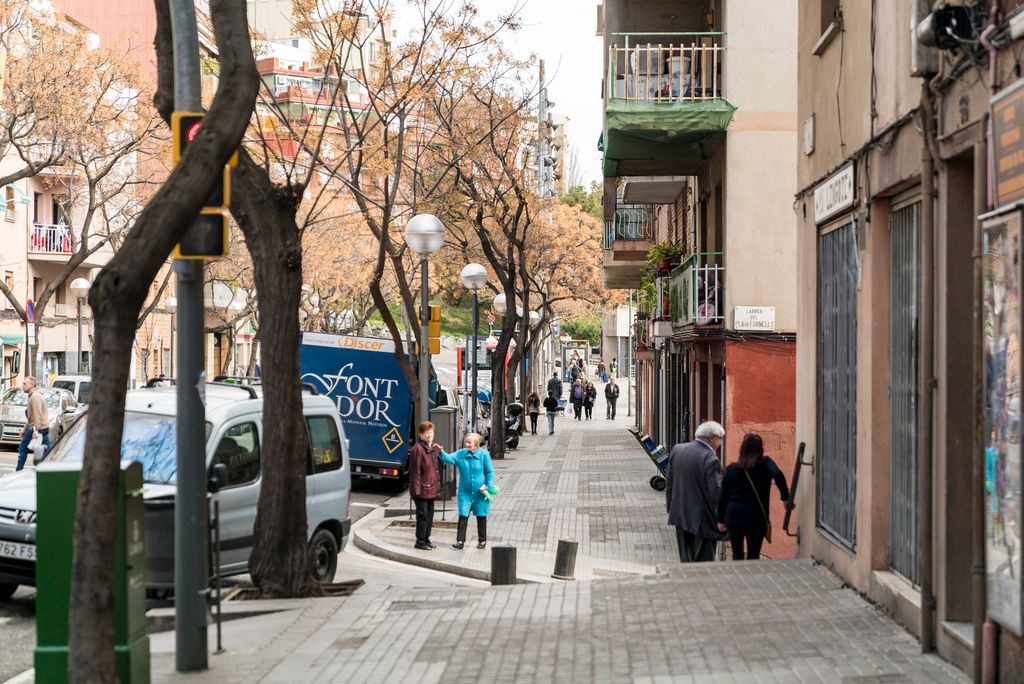 Gent passejant pel carrer de la Mina de la Ciutat, on s’ha fet una reurbanització que té com a objectiu la millora de la convivència entre diferents usos ciutadans, de la mobilitat, l’accessibilitat i l’enllumenat