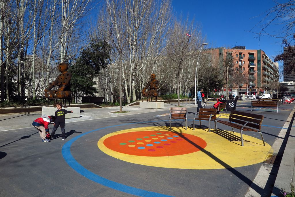 Superilla del Poblenou. Guardians (escultura) al carrer de Sancho de Ávila