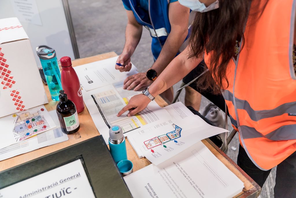 Un parell de funcionàries revisen els llistats i procediments abans de rebre els opositors que han de seure al seu sector