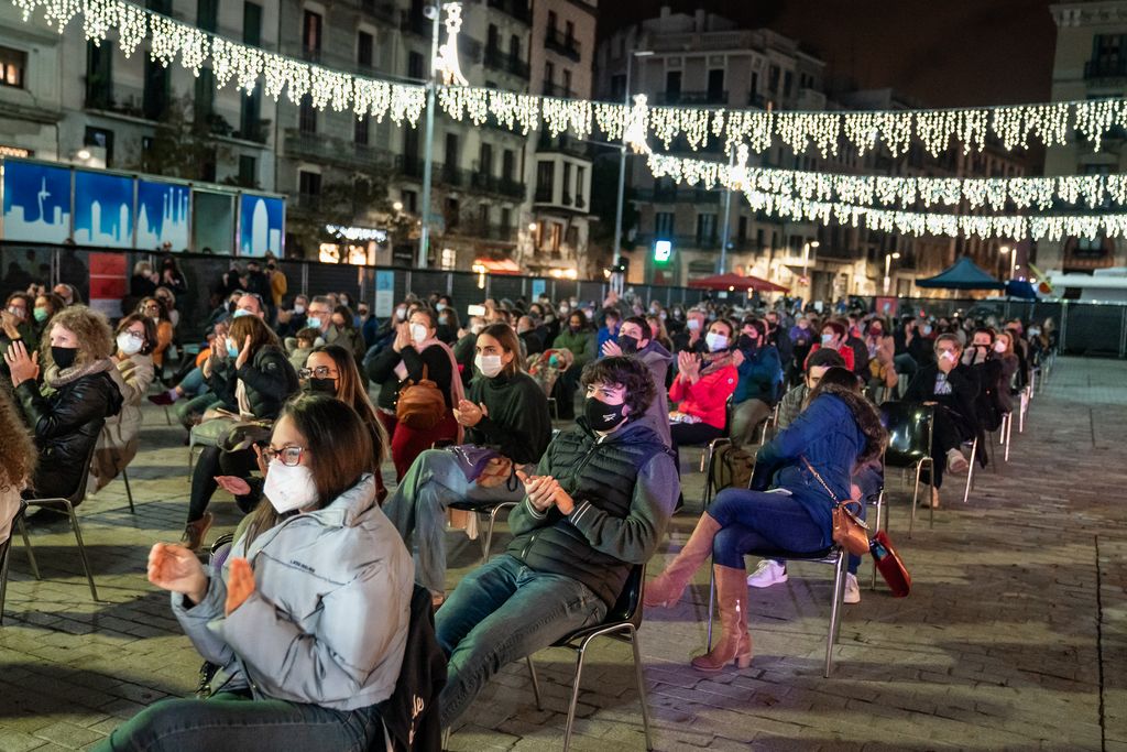 Públic assistent a l’espectacle de dansa “Covinal” de la companyia Sol Picó durant l’acte d’encesa dels llums de Nadal 2020