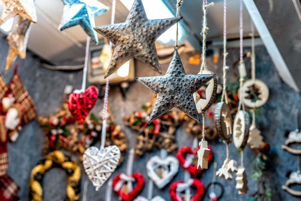Estrellas y corazones de decoración en uno de los puestos de la Feria de Navidad en Sagrada Família