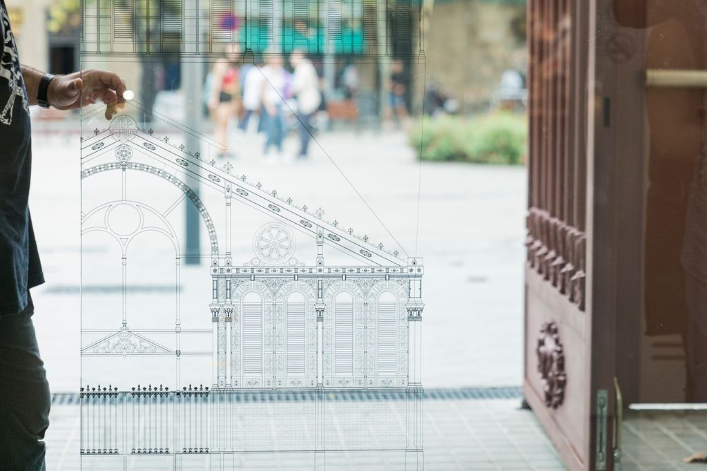 Plafons informatius sobre l'evolució del Mercat de Sant Antoni