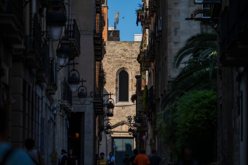 Carrer d'Elisabets. Al fons, part de la façana del Convent dels Àngels