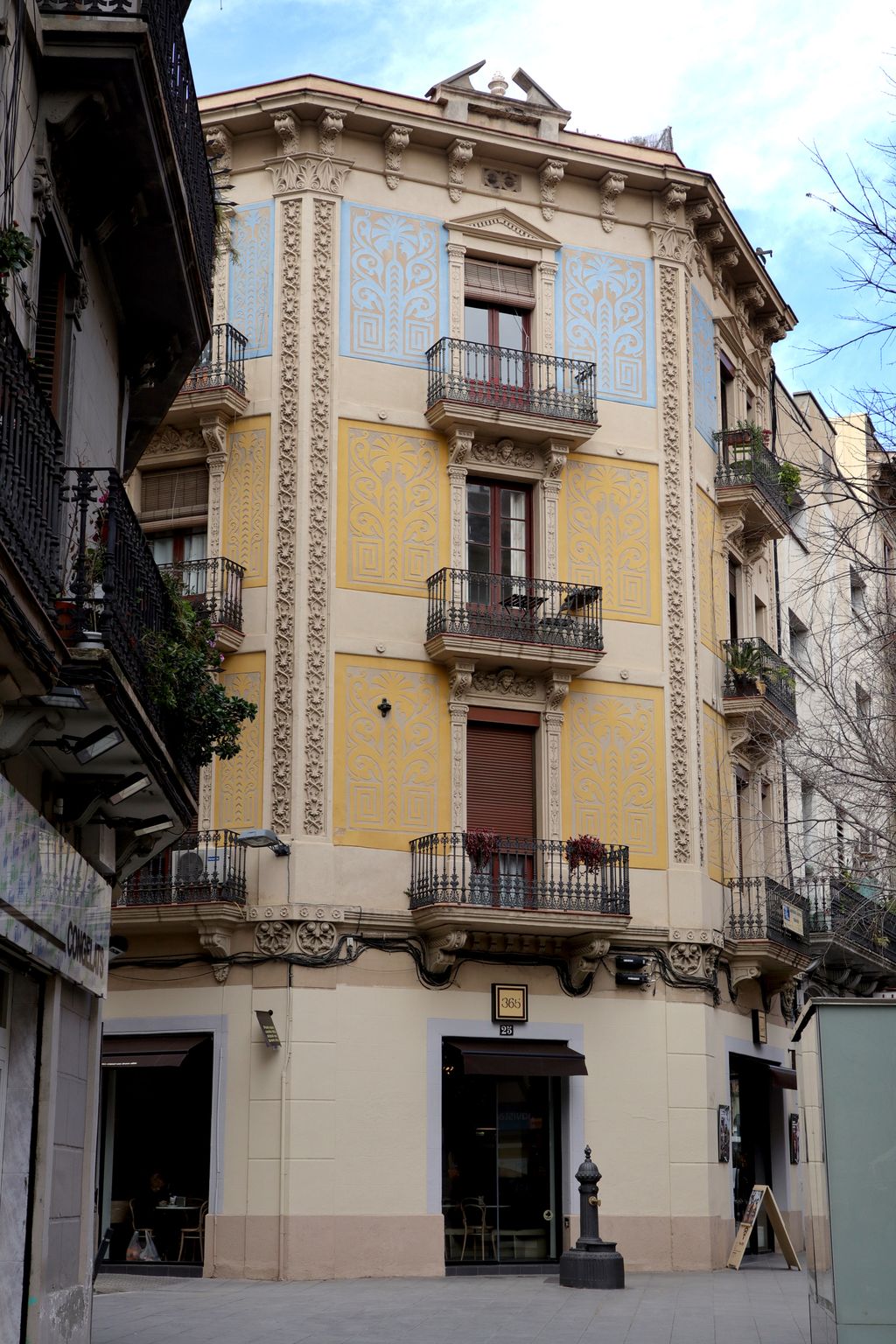 Carrer de Rogent. Edifici cantonada Bassols