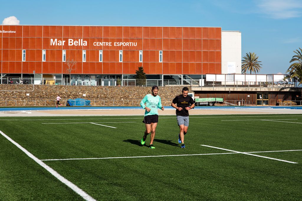 Complex Esportiu Municipal La Mar Bella. Homes corrent per la pista de rugbi