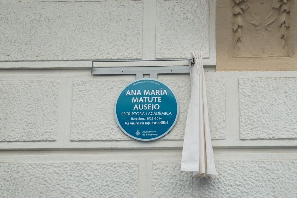 Placa en homenatge a l’escriptora Ana María Matute a la façana de l’edifici on va viure al carrer de Plató