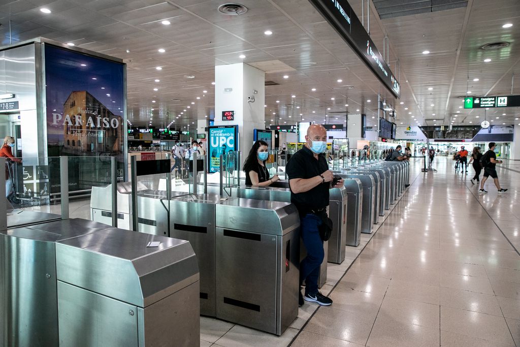 Viatgers sortint de la zona de Rodalies de l'estació de Sants