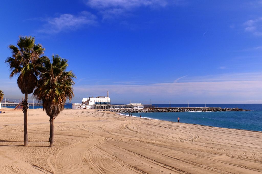 Base nàutica de la Mar Bella. Platja