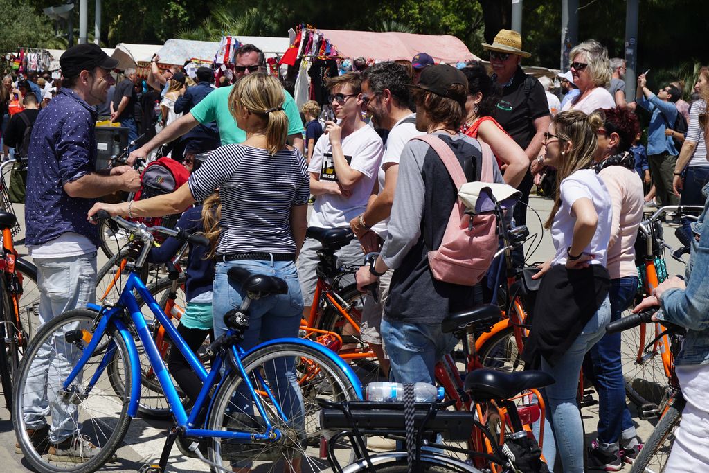 Visitants a la Sagrada Família. Ciclistes