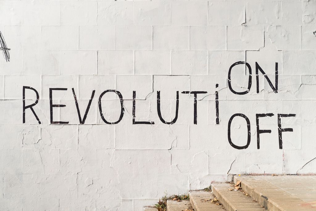 Part del mural amb "Revoluti on off"