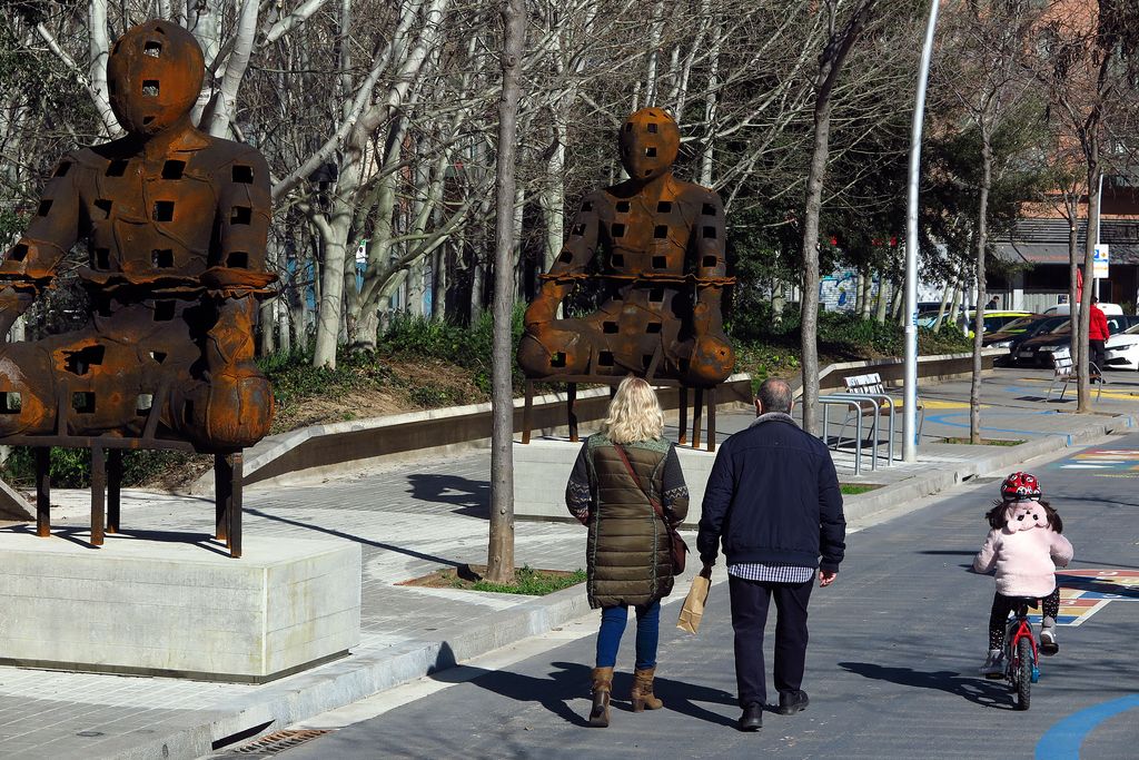 Superilla del Poblenou. Guardians (escultura) al carrer de Sancho de Ávila