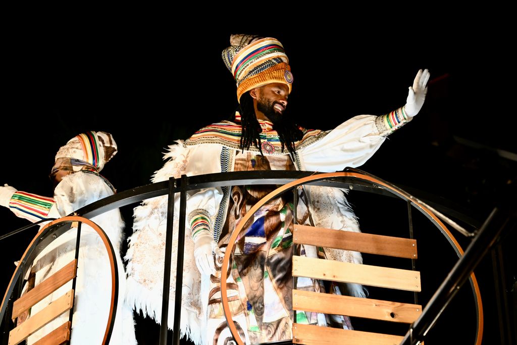 El Rei Baltasar des de la seva carrossa saluda a les persones assistents a la Cavalcada