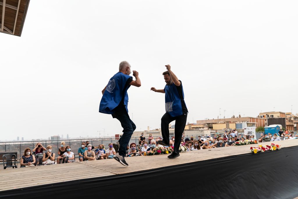 Veïns de Roquetes actuant a l’escenari durant la novena edició de la Roquetes Fashion Food & Wood Week