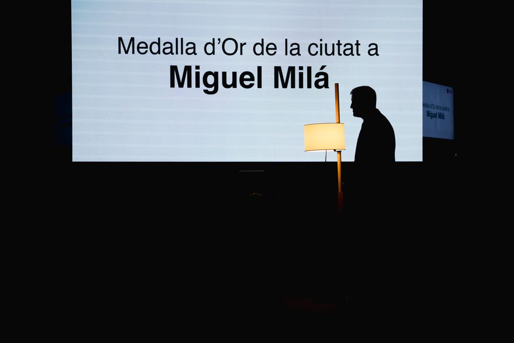 Jaume Collboni al costat del llum de peu del dissenyador