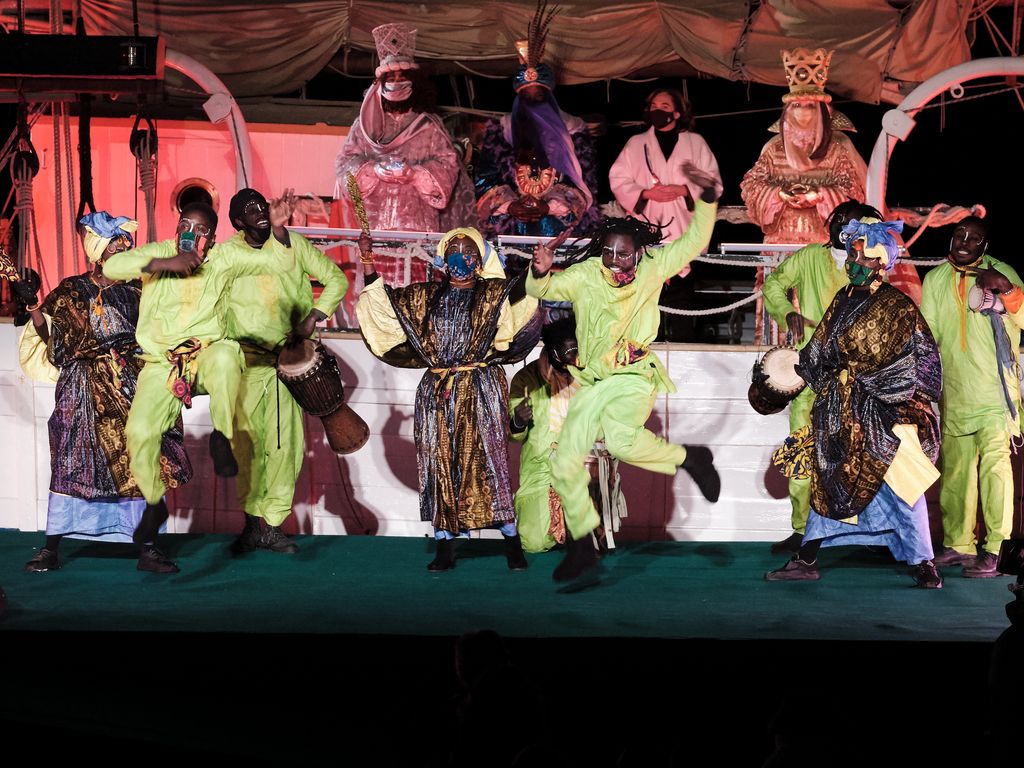 Espectacle de danses africanes i, al darrere, dalt del vaixell, els Reis d'Orient i Ada Colau s'ho miren