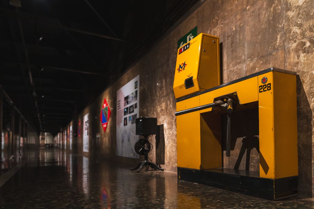 Antigues màquines validadores del metro de l’estació de metro fantasma Gaudí