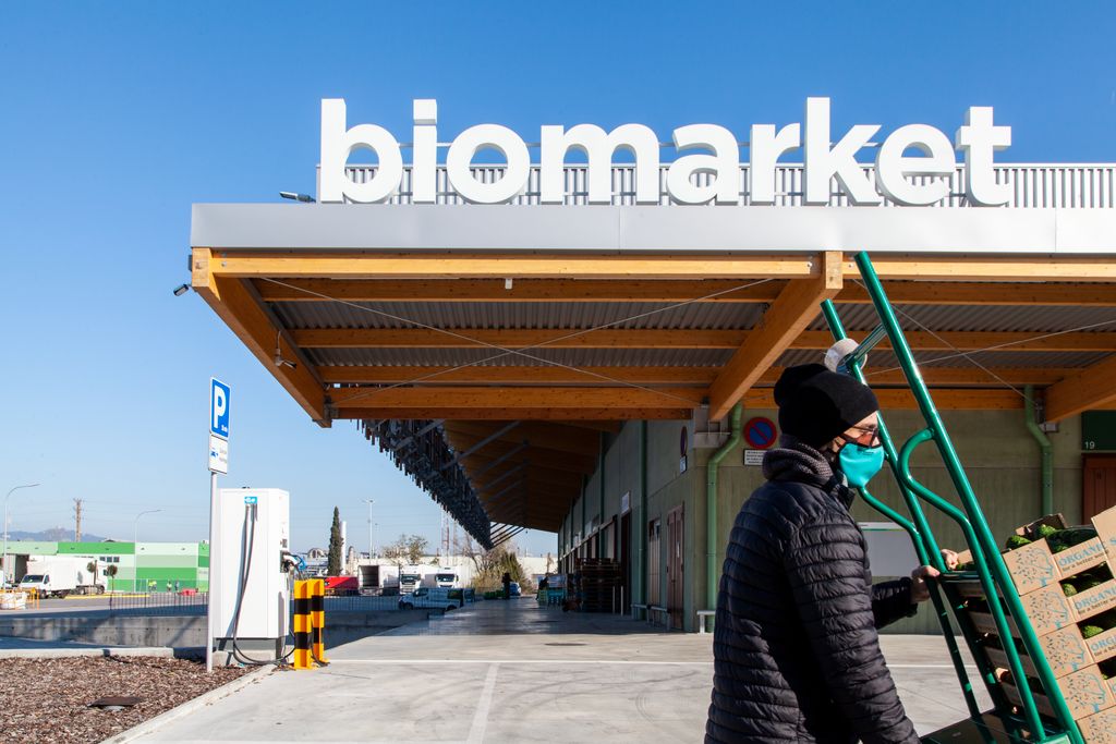 Un treballador del Biomarket trafega amb unes caixes de fruites que mou d’un lloc a un altre