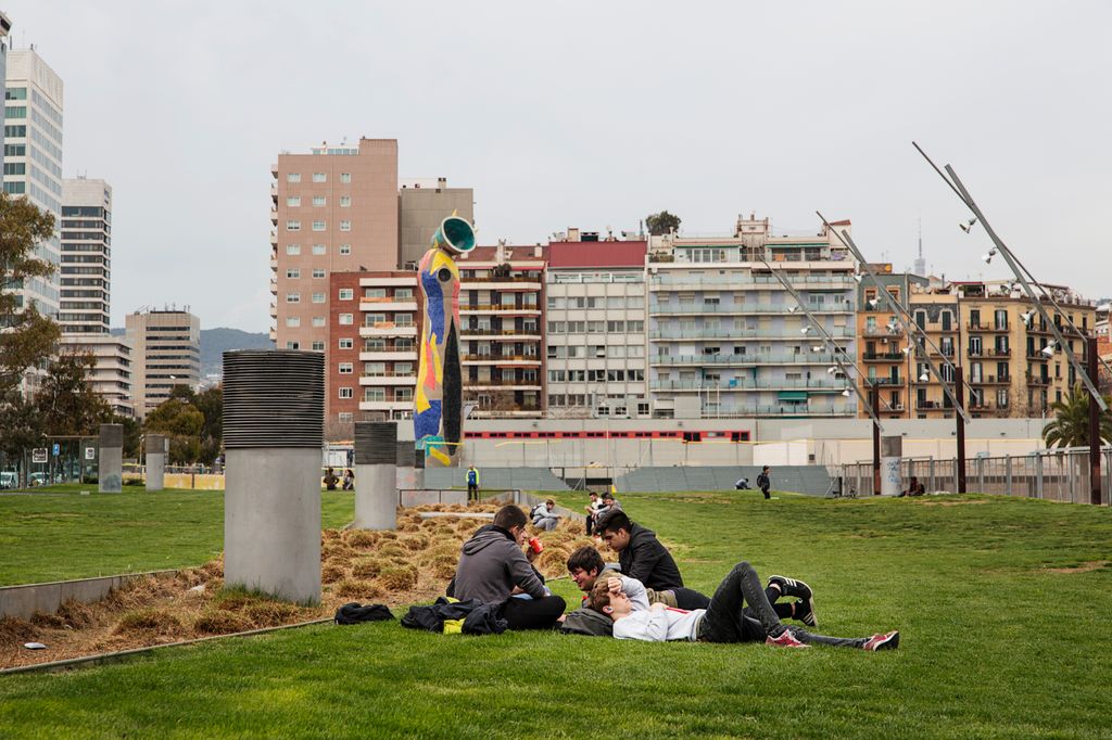 Parc de Joan Miró amb un grup de joves a la gespa