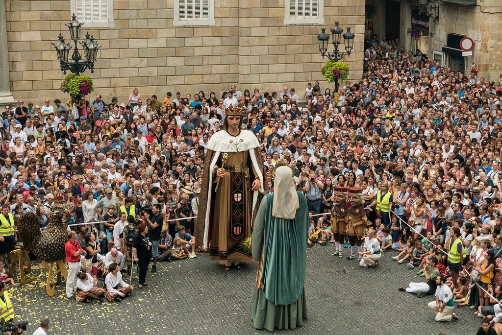 Diada de la Mercè. Ball dels Gegants de la Ciutat a la Plaça de Sant Jaume acompanyats de l'Àliga de Barcelona i els Nans Macers