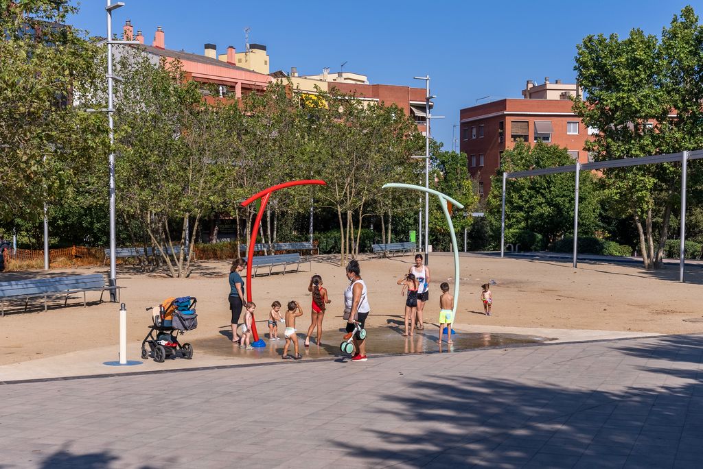 Pla general de famílies jugant a la zona d'aigua del parc de les Rieres d'Horta
