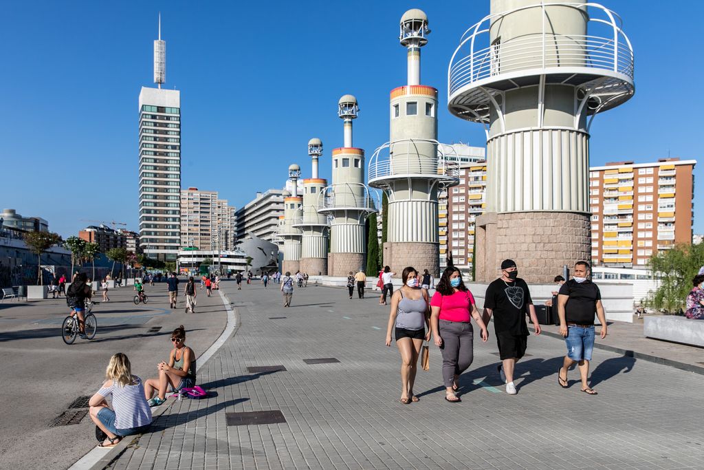 Gent caminant pel parc de l'Espanya Industrial
