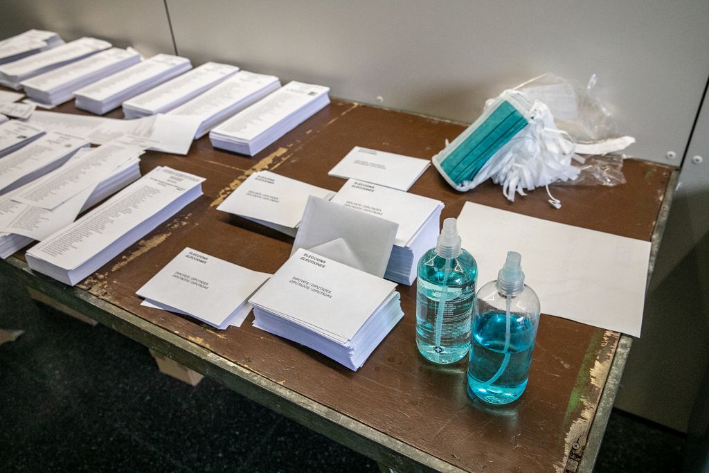 Mesa con mascarillas, papeletas, sobres y gel hidroalcohólico para los votantes del Mercado de Sant Antoni