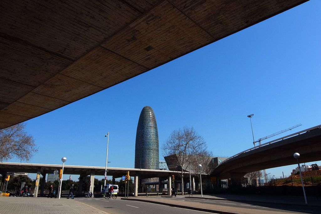 Març 2012. Interior del tambor de la plaça de les Glòries sota de les plataformes elevades de la gran via de les Corts Catalanes