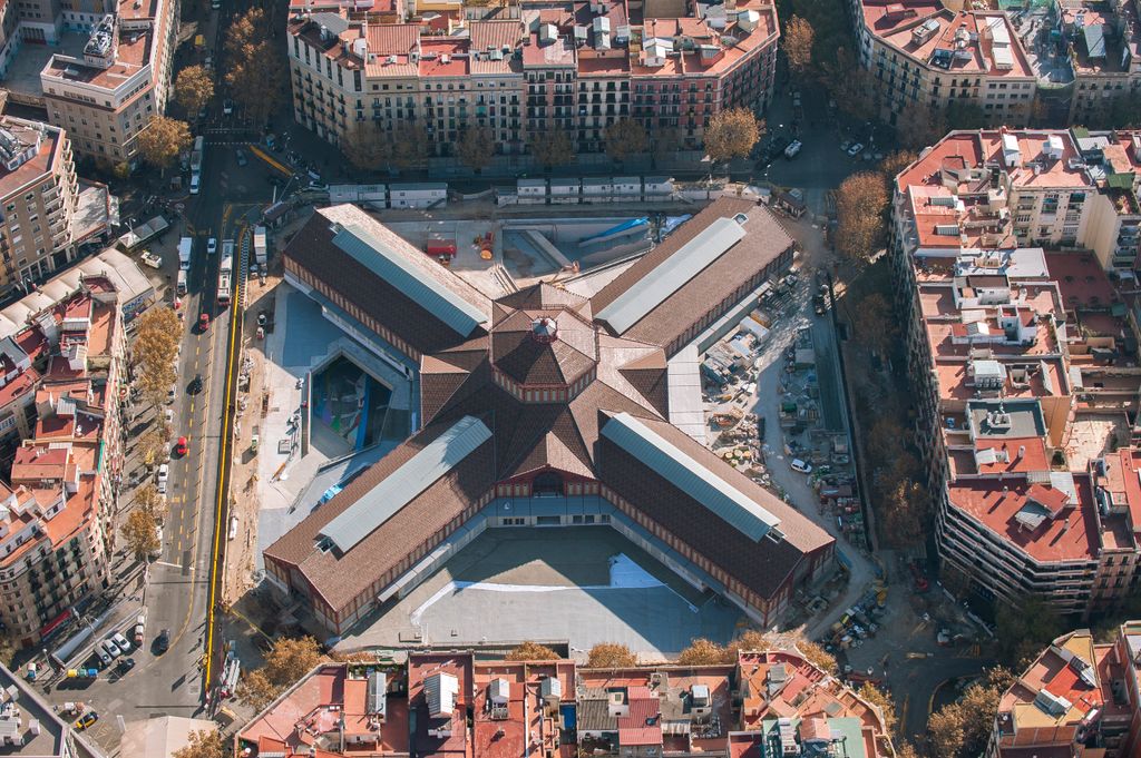 Fotografia aèria hecha con dron del Mercat de Sant Antoni dónde se ven los cruces de las calles colindantes