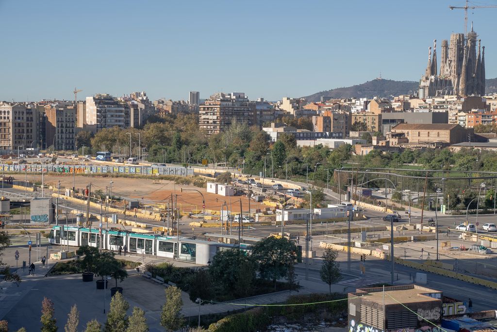 Vista de la part central de la plaça de les Glòries Catalanes per on passa el tramvia i el tram de la Gran Via de les Corts en superfície on circulen tot tipus de vehicles en sentit Llobregat i només transport públic en sentit Besòs