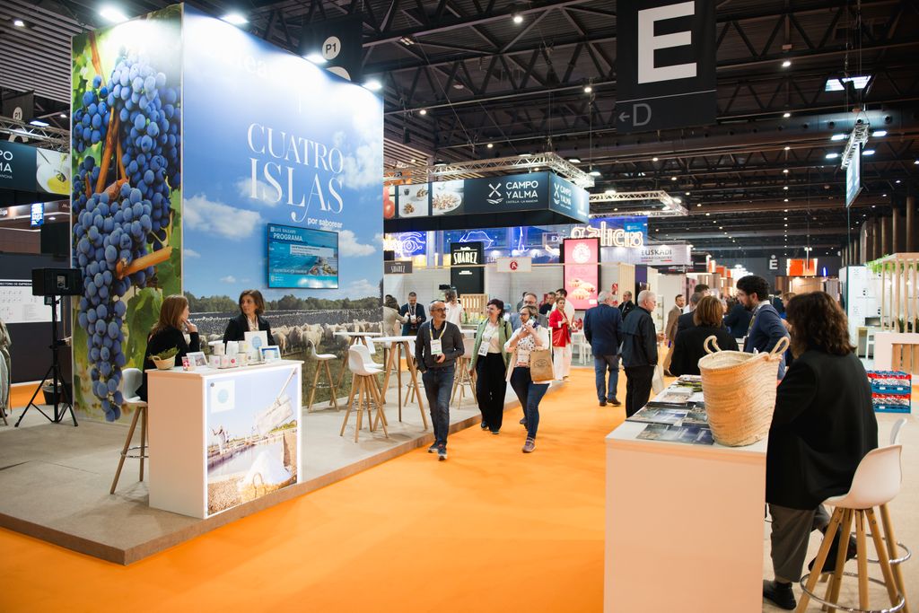 Ambient als passadissos entre estands a la Fira Alimentària 2024.