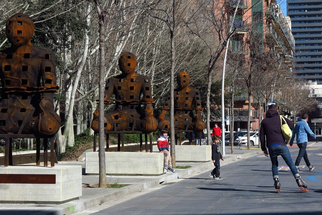 Superilla del Poblenou. Guardians (escultura) al carrer de Sancho de Ávila