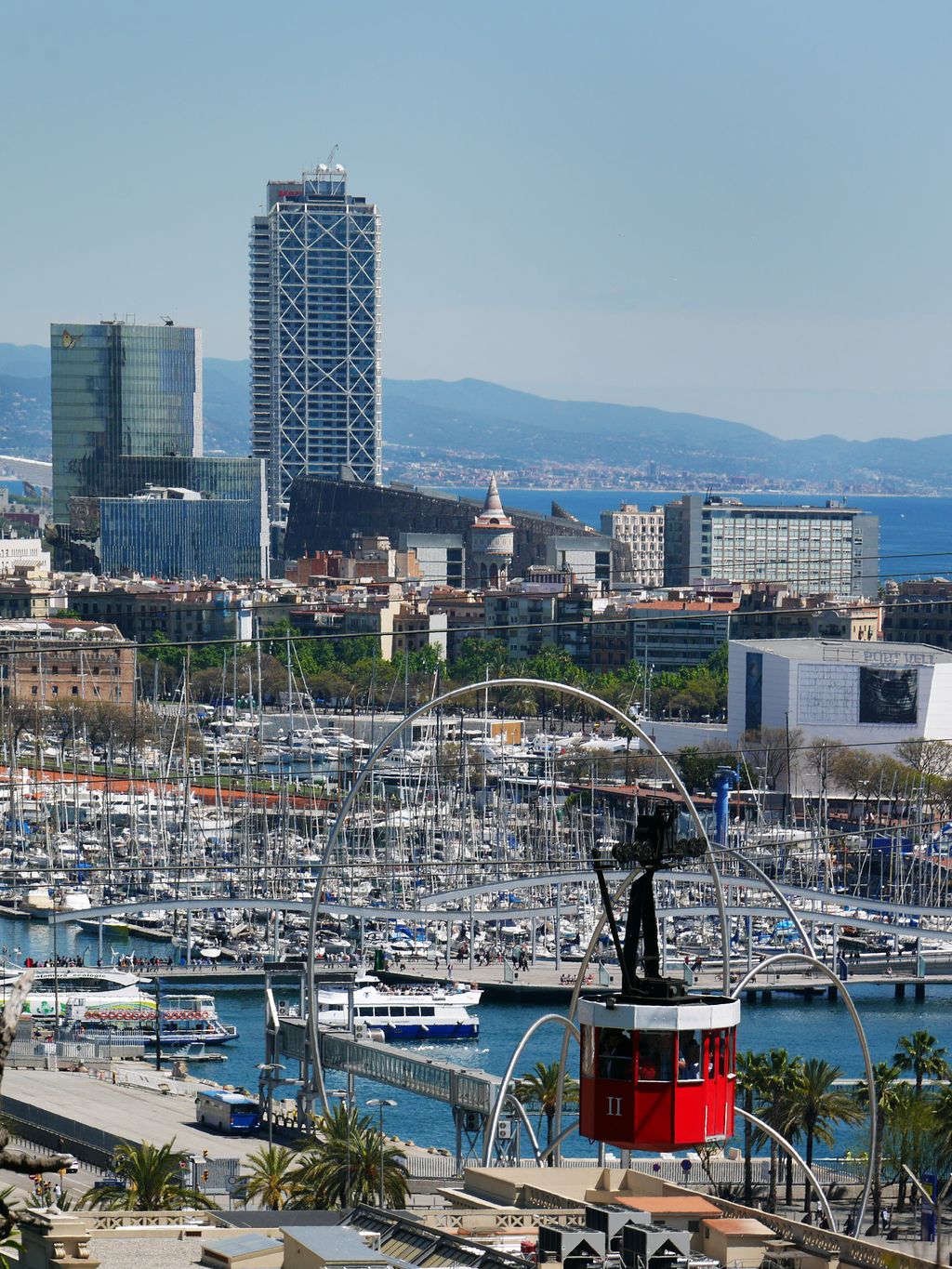 Teleférico de Montjuïc. Vistas con el Port Vell y el Hotel Arts