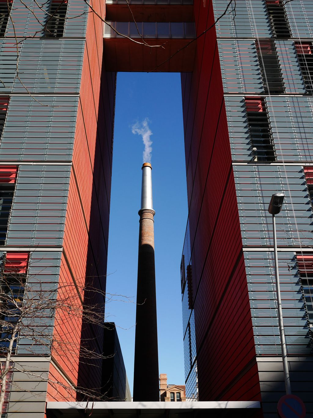 Campus de la Comunicació - Poblenou de la UPF. Edifici Roc Boronat amb la xemeneia al fons