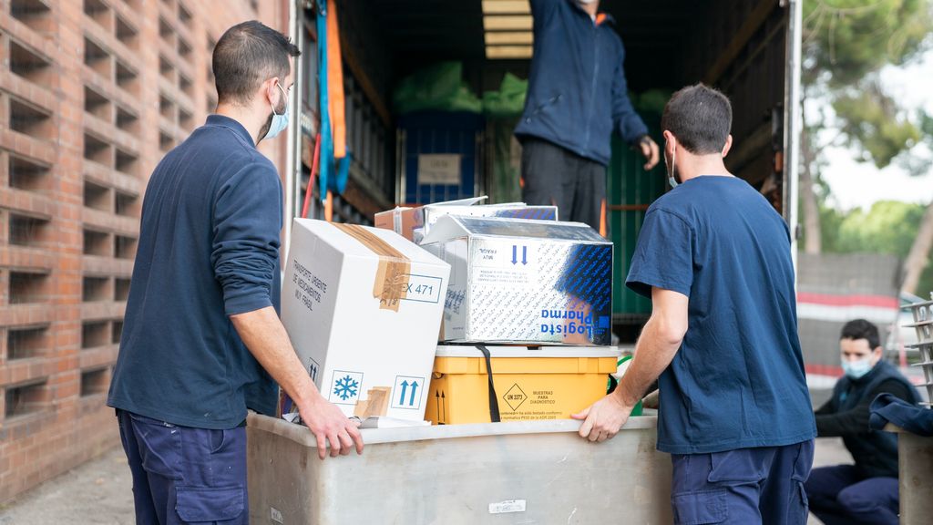 Personal de la mudança carrega caixes del desmuntatge del Pavelló Salut dalt d'un camió