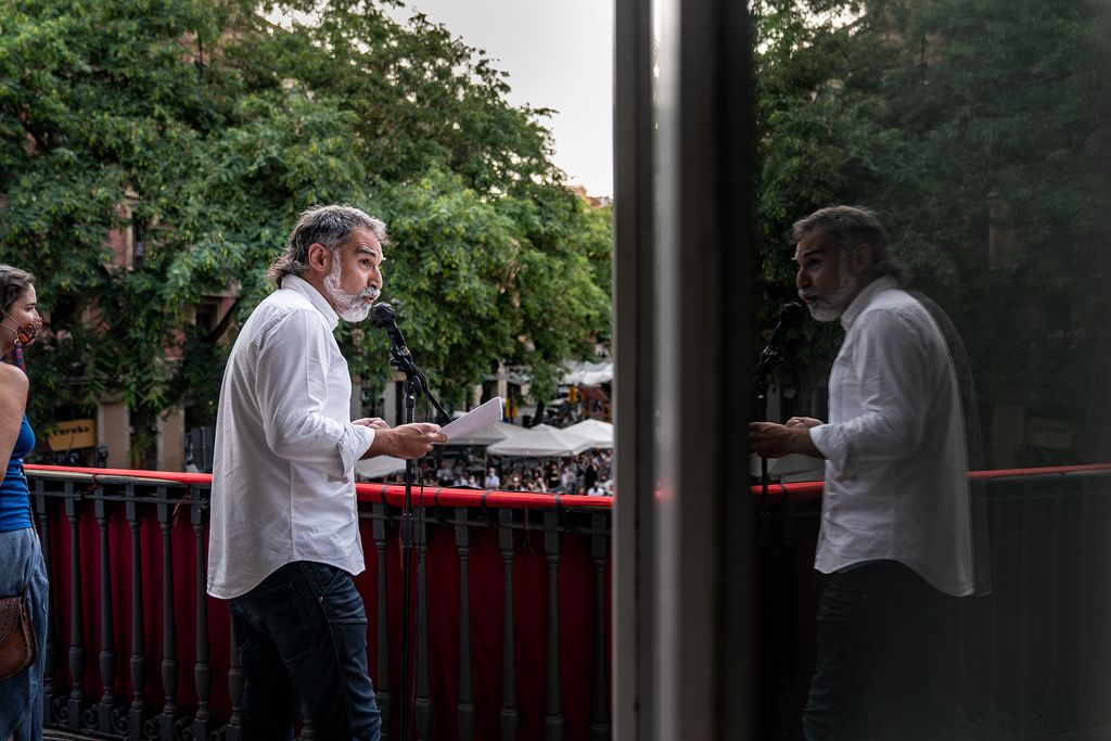 Jordi Cuixart fent el pregó de la Festa Major de Gràcia des del balcó de la seu de Districte