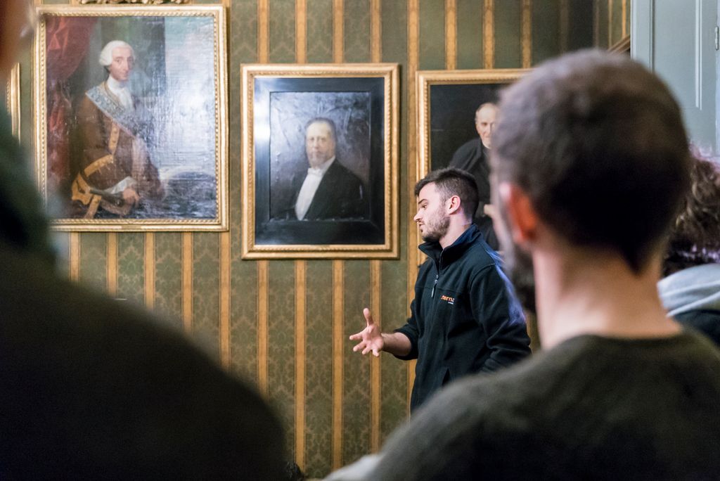 Visitants durant la visita guiada de la Nit de les Acadèmies en una de les sales de la Reial Acadèmia de Ciències i Arts de Barcelona