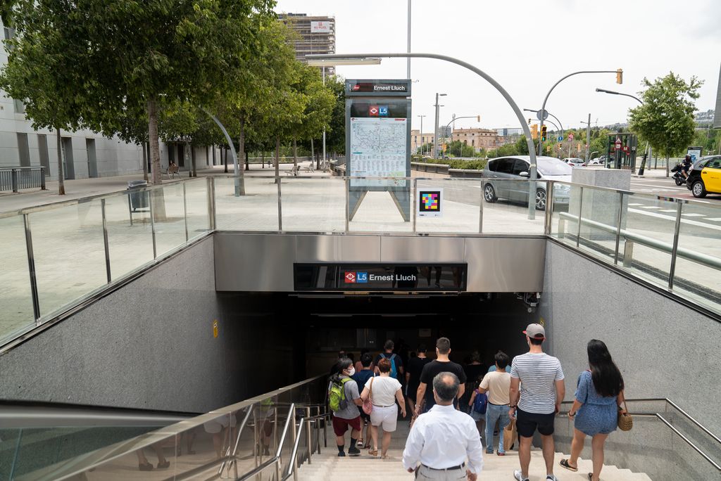Viatgers baixant les escales per entrar a la nova parada de metro Ernest Lluch
