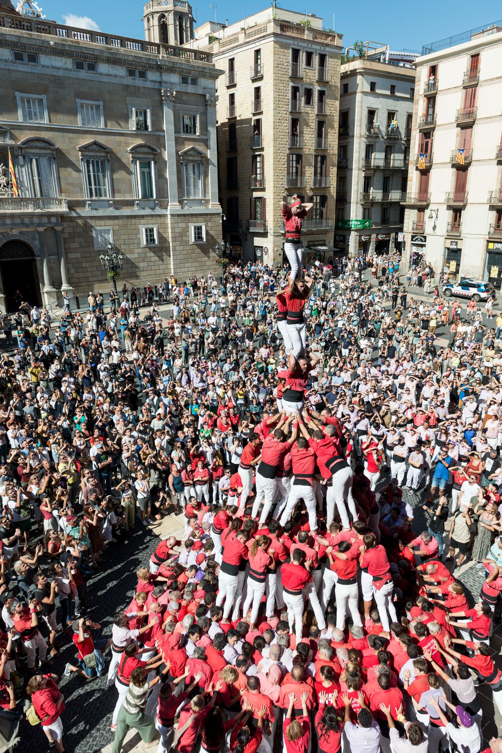 Pilar de 8 amb folre i manilles de la Colla Jove dels Xiquets de Valls durant la històrica Diada Castellera de la Mercè 2023.