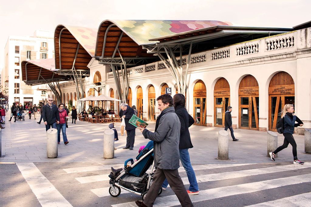 Vianants passejant vora el Mercat de Santa Caterina